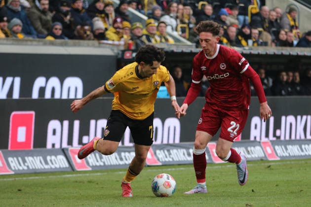 01 02 2026 Soccer Men 2025 2026 2 Bundesliga 20 Matchday SG Dynamo Dresden DSC Arminia Bielefeld Rudolf Harbig Stadion Dresden Jason Ceka Dresden, 7, yellow in duel with Jannik Rochelt Arminia, 22, red Dresden Saxony Germany