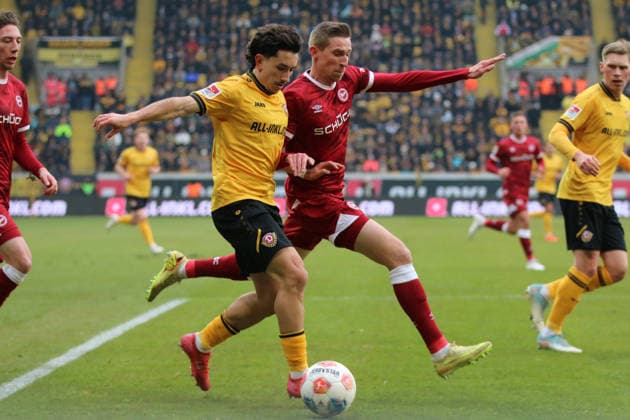 01 02 2026 Soccer Men 2025 2026 2 Bundesliga 20 Matchday SG Dynamo Dresden DSC Arminia Bielefeld Rudolf Harbig Stadion Dresden Jason Ceka Dresden, 7, yellow in duel with Arne Sicker Arminia, 17, red Dresden Saxony Germany
