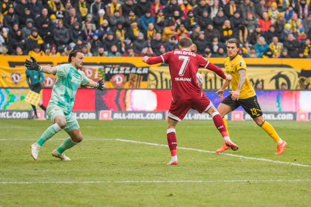 01 02 2026, xomx, Fußball 2 Bundesliga, Dynamo Dresden Arminia Bielefeld v l kein jubelt, Torjubel, Tor, Goal, Jubel, Freude, freuen, DSC, Semir Telalovic Arminia Bielefeld Tim Stanislav Schreiber Dynamo Dresden , Julian Andreas Pauli Dynamo Dresden DFL DFB REGULATIONS PROHIBIT ANY USE OF PHOTOGRAPHS AS IMAGE SEQUENCES AND OR QUASI VIDEO Dresden