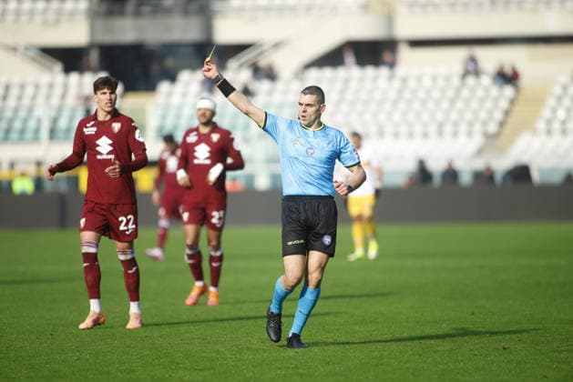 Referee showing a yellow card to Gabriel Tiago of US Lecce during the Italian Serie A 2025 26 season football match between Torino FC and US Lecce on 01 February 2026 at Stadio Olimpico Grende Torino ,Turin, Italy. Photo Nderim KACELI  Copyright: xNderimxKaceli IPAxSportx xipa-agency.netx xx IPA_70838306 IPA_Agency_IPA70838306