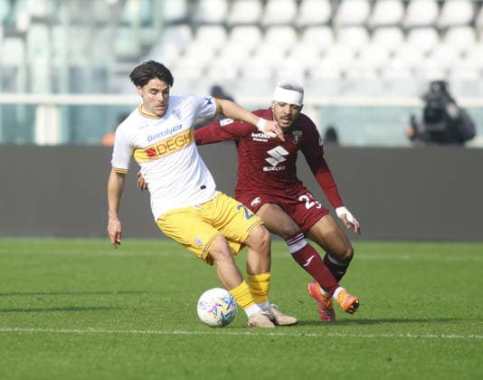 Riccardo Sottil of US Lecce and Saul Coco of Torino FC during the Italian Serie A 2025 26 season football match between Torino FC and US Lecce on 01 February 2026 at Stadio Olimpico Grende Torino ,Turin, Italy. Photo Nderim KACELI  Copyright: xNderimxKaceli IPAxSportx xipa-agency.netx xx IPA_70838318 IPA_Agency_IPA70838318