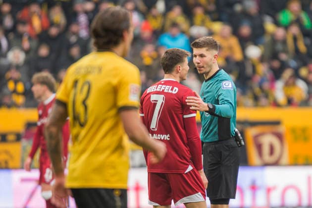01 02 2026, xomx, Fußball 2 Bundesliga, Dynamo Dresden Arminia Bielefeld v l kein jubelt, Torjubel, Tor, Goal, Jubel, Freude, freuen, DSC, Semir Telalovic Arminia Bielefeld Tim Stanislav Schreiber Dynamo Dresden , Julian Andreas Pauli Dynamo Dresden DFL DFB REGULATIONS PROHIBIT ANY USE OF PHOTOGRAPHS AS IMAGE SEQUENCES AND OR QUASI VIDEO Dresden