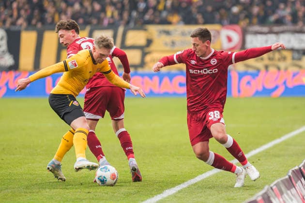 01 02 2026, xomx, Soccer 2 Bundesliga, Dynamo Dresden Arminia Bielefeld v l Jonas Sterner Dynamo Dresden , Jannik Rochelt Arminia Bielefeld , Marius Wörl Arminia Bielefeld in the fight for the ball DFL DFB REGULATIONS PROHIBIT ANY USE OF PHOTOGRAPHS as IMAGE SEQUENCES and or QUASI VIDEO Dresden
