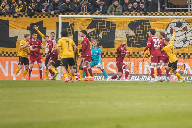 01 02 2026, xomx, Soccer 2 Bundesliga, Dynamo Dresden Arminia Bielefeld v l jubelt, Torjubel, Tor, Goal, Jubel, Freude, freuen zum 1 0 DFL DFB REGULATIONS PROHIBIT ANY USE OF PHOTOGRAPHS as IMAGE SEQUENCES and or QUASI VIDEO Dresden