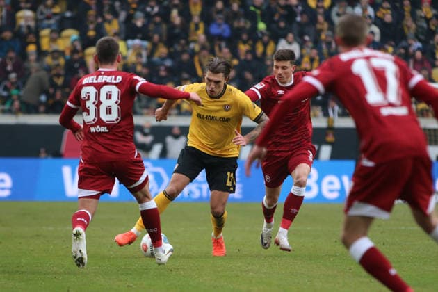 01 02 2026 Soccer Men 2025 2026 2 Bundesliga 20 Matchday SG Dynamo Dresden DSC Arminia Bielefeld Rudolf Harbig Stadion Dresden Julian Pauli Dresden, 13, yellow in duel with Marius Wörl Arminia, 38, red and Semir Telalovic Arminia, 7, red Dresden Saxony Germany