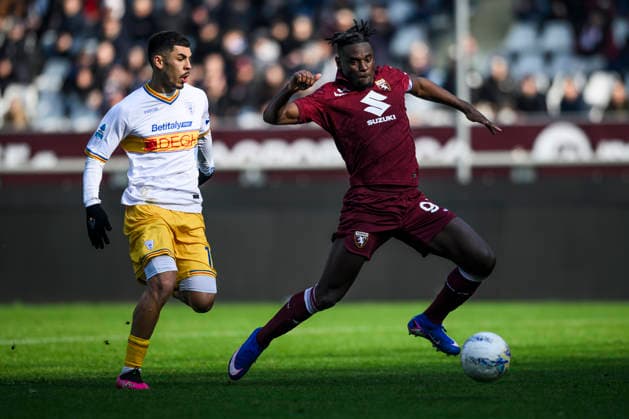 Torino FC v US Lecce - Serie A Duvan Zapata of Torino FC competes for the ball with Danilo Veiga of US Lecce during the Serie A football match between Torino FC and US Lecce. Turin Italy Copyright: xNicolòxCampox