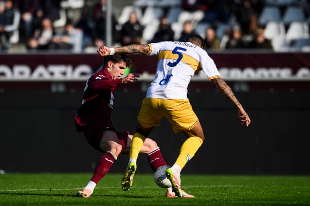Torino FC v US Lecce - Serie A Cesare Casadei of Torino FC competes for the ball with Jamil Siebert of US Lecce during the Serie A football match between Torino FC and US Lecce. Turin Italy Copyright: xNicolòxCampox