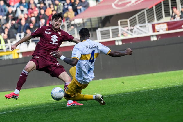 Torino FC v US Lecce - Serie A Sandro Kulenovic of Torino FC competes for the ball with Kialonda Gaspar of US Lecce during the Serie A football match between Torino FC and US Lecce. Turin Italy Copyright: xNicolòxCampox
