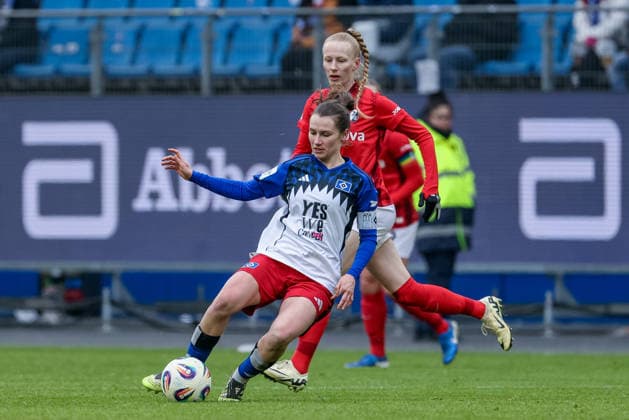 from left Pauline Machtens Hamburger SV, HSV, 28 and Meret Felde SC Freiburg, 4 in duel, duel, dynamic, action, action, game scene, THE DFB GUIDELINES PROHIBIT ANY USE OF PHOTOGRAPHS AS IMAGE SEQUENCES AND OR QUASI VIDEO DFB REGULATIONS PROHIBIT ANY USE OF PHOTOGRAPHS AS IMAGE SEQUENCES AND OR QUASI VIDEO , 01 02 2026, , Football, Google Pixel Women Bundesliga, Hamburger SV SC Freiburg xobx