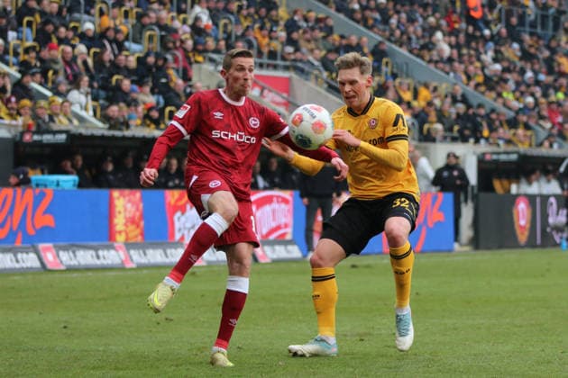 01 02 2026 Soccer Men 2025 2026 2 Bundesliga 20 Matchday SG Dynamo Dresden DSC Arminia Bielefeld Rudolf Harbig Stadion Dresden Jonas Sterner Dresden, 32, yellow in duel with Arne Sicker Arminia, 17, red Dresden Saxony Germany