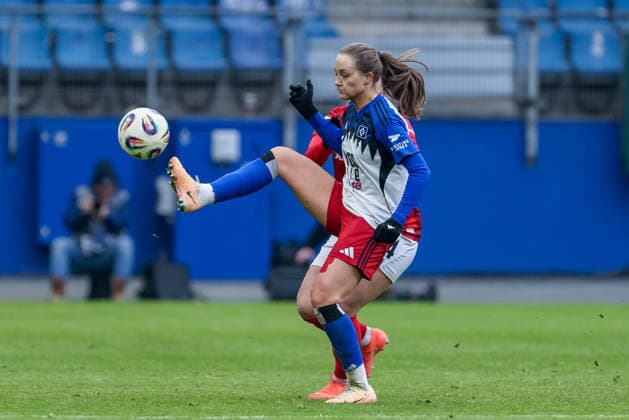 Camilla Linberg Hamburger SV, HSV, 47 on the ball, single image, full body, action, action, game scene, THE DFB GUIDELINES PROHIBIT ANY USE OF PHOTOGRAPHS AS IMAGE SEQUENCES AND OR QUASI VIDEO DFB REGULATIONS PROHIBIT ANY USE OF PHOTOGRAPHS AS IMAGE SEQUENCES AND OR QUASI VIDEO , 01 02 2026, , Football, Google Pixel Womens Bundesliga, Hamburger SV SC Freiburg xobx