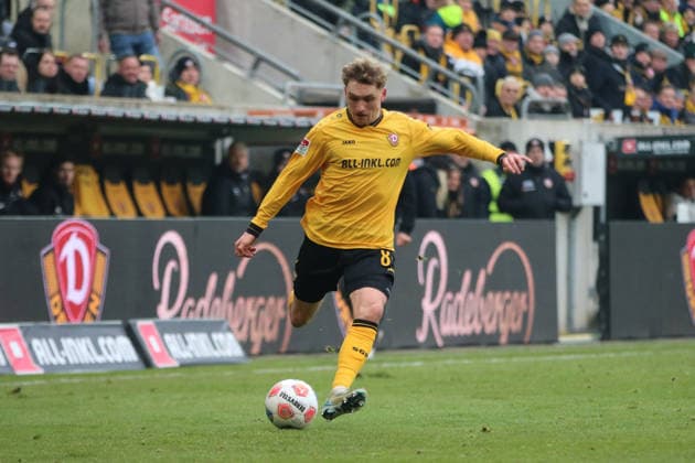 01 02 2026 Soccer Men 2025 2026 2 Bundesliga 20 Matchday SG Dynamo Dresden DSC Arminia Bielefeld Rudolf Harbig Stadion Dresden Luca Herrmann Dresden, 8, yellow beats a cross Dresden Saxony Germany