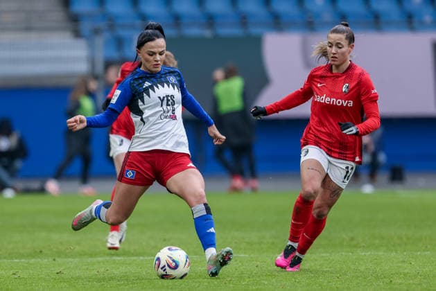 from left Nigar Mirzaliyeva Hamburger SV, HSV, 4 and Selina Vobian SC Freiburg, 10 in a duel, dynamic, action, action, game scene, THE DFB GUIDELINES PROHIBIT ANY USE OF PHOTOGRAPHS AS IMAGE SEQUENCES AND OR QUASI VIDEO DFB REGULATIONS PROHIBIT ANY USE OF PHOTOGRAPHS AS IMAGE SEQUENCES AND OR QUASI VIDEO , 01 02 2026, , Football, Google Pixel Women Bundesliga, Hamburger SV SC Freiburg xobx