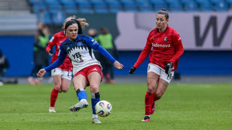 from left Nigar Mirzaliyeva Hamburger SV, HSV, 4 and Selina Vobian SC Freiburg, 10 in a duel, dynamic, action, action, game scene, THE DFB GUIDELINES PROHIBIT ANY USE OF PHOTOGRAPHS AS IMAGE SEQUENCES AND OR QUASI VIDEO DFB REGULATIONS PROHIBIT ANY USE OF PHOTOGRAPHS AS IMAGE SEQUENCES AND OR QUASI VIDEO , 01 02 2026, , Football, Google Pixel Women Bundesliga, Hamburger SV SC Freiburg xobx