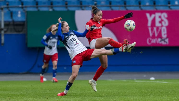 from left Maria Mikolajova Hamburger SV, HSV, 27 and Nicole Ojukwu SC Freiburg, 6 in a duel, dynamic, action, action, game scene, THE DFB GUIDELINES PROHIBIT ANY USE OF PHOTOGRAPHS AS IMAGE SEQUENCES AND OR QUASI VIDEO DFB REGULATIONS PROHIBIT ANY USE OF PHOTOGRAPHS AS IMAGE SEQUENCES AND OR QUASI VIDEO , 01 02 2026, , Football, Google Pixel Women Bundesliga, Hamburger SV SC Freiburg xobx