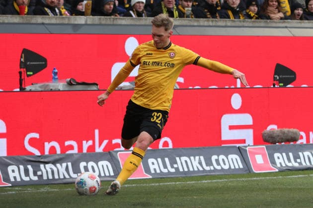 01 02 2026 Soccer Men 2025 2026 2 Bundesliga 20 Matchday SG Dynamo Dresden DSC Arminia Bielefeld Rudolf Harbig Stadion Dresden Jonas Sterner Dresden, 32, yellow strikes a cross Dresden Saxony Germany
