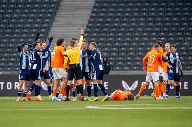 Soccer, Men, Season 2025 2026, 2 Bundesliga 20 Matchday , Hertha BSC SV Darmstadt 98, Referee Florian Lechner shows Dawid Kownacki right, Hertha BSC the red card, 01 02 2026, Copyright: xSebastianxRäppold MatthiasxKochx