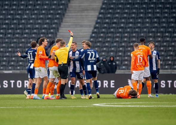 Soccer, Men, Season 2025 2026, 2 Bundesliga 20 Matchday , Hertha BSC SV Darmstadt 98, Referee Florian Lechner shows Dawid Kownacki right, Hertha BSC the red card, 01 02 2026, Copyright: xSebastianxRäppold MatthiasxKochx