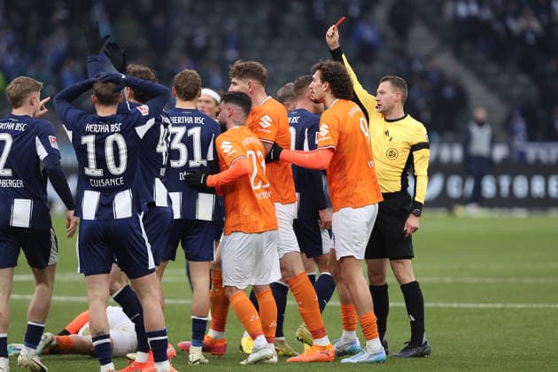01 02 2026, xtgx, Soccer 2 Bundesliga, Hertha BSC Berlin SV Darmstadt 98 v l Referee Referee Florian Lechner shows David Kownacki Hertha BSC Berlin the red card DFL DFB REGULATIONS PROHIBIT ANY USE OF PHOTOGRAPHS as IMAGE SEQUENCES and or QUASI VIDEO Berlin