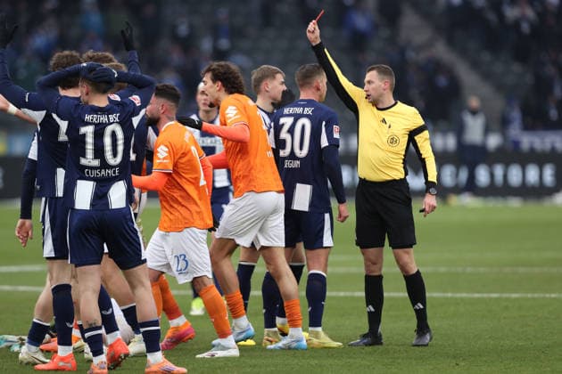 01 02 2026, xtgx, Soccer 2 Bundesliga, Hertha BSC Berlin SV Darmstadt 98 v l Referee Referee Florian Lechner shows David Kownacki Hertha BSC Berlin the red card DFL DFB REGULATIONS PROHIBIT ANY USE OF PHOTOGRAPHS as IMAGE SEQUENCES and or QUASI VIDEO Berlin