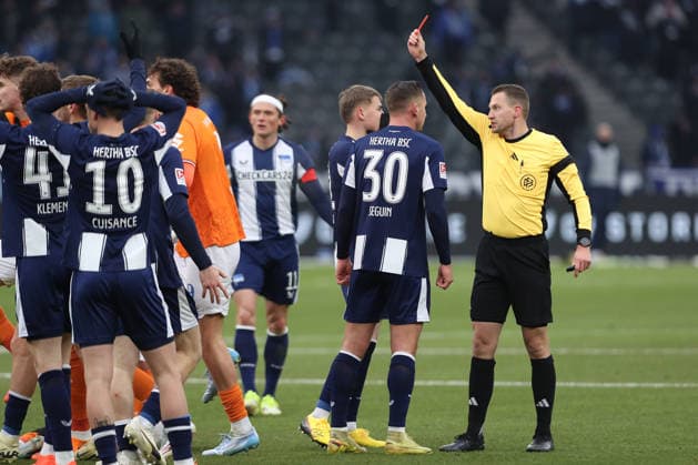 01 02 2026, xtgx, Soccer 2 Bundesliga, Hertha BSC Berlin SV Darmstadt 98 v l Referee Referee Florian Lechner shows David Kownacki Hertha BSC Berlin the red card DFL DFB REGULATIONS PROHIBIT ANY USE OF PHOTOGRAPHS as IMAGE SEQUENCES and or QUASI VIDEO Berlin