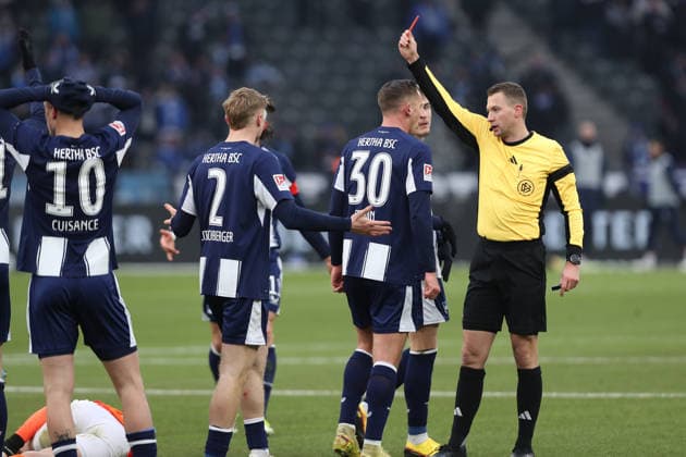 01 02 2026, xtgx, Soccer 2 Bundesliga, Hertha BSC Berlin SV Darmstadt 98 v l Referee Referee Florian Lechner shows David Kownacki Hertha BSC Berlin the red card DFL DFB REGULATIONS PROHIBIT ANY USE OF PHOTOGRAPHS as IMAGE SEQUENCES and or QUASI VIDEO Berlin