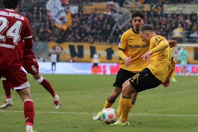 01 02 2026 Soccer Men 2025 2026 2 Bundesliga 20 Matchday SG Dynamo Dresden DSC Arminia Bielefeld Rudolf Harbig Stadion Dresden Jakob Lemmer Dresden, 10, yellow shoots on goal Dresden Saxony Germany