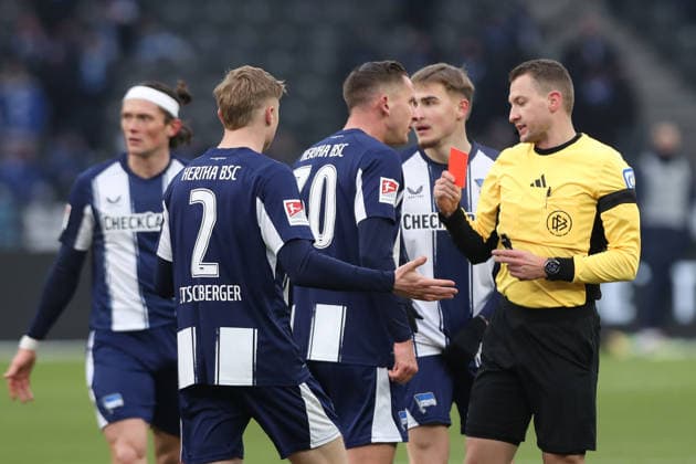 01 02 2026, xtgx, Soccer 2 Bundesliga, Hertha BSC Berlin SV Darmstadt 98 v l Julian Eitschberger Hertha BSC Berlin Paul Seguin Hertha BSC Berlin Referee Referee Florian Lechner with the red card in his hand DFL DFB REGULATIONS PROHIBIT ANY USE OF PHOTOGRAPHS as IMAGE SEQUENCES and or QUASI VIDEO Berlin