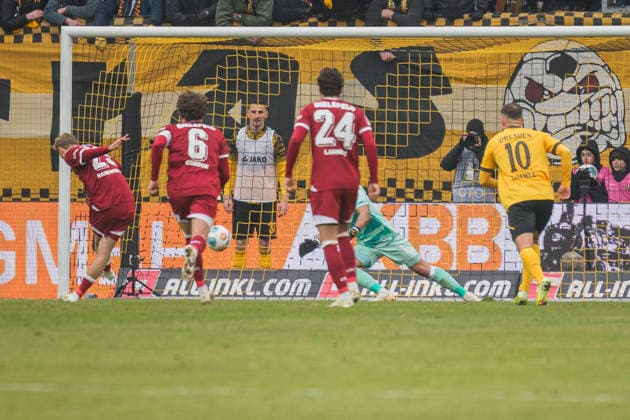 01 02 2026, xomx, Fußball 2 Bundesliga, Dynamo Dresden Arminia Bielefeld v l Strafstoss DSC Tim Handwerker Arminia Bielefeld jubelt, Torjubel, Tor, Goal, Jubel, Freude, freuen zum 1 1 DFL DFB REGULATIONS PROHIBIT ANY USE OF PHOTOGRAPHS as IMAGE SEQUENCES and or QUASI VIDEO Dresden