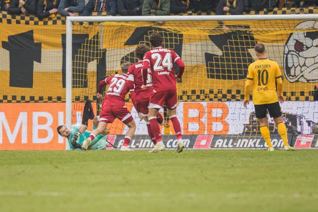 01 02 2026, xomx, Fußball 2 Bundesliga, Dynamo Dresden Arminia Bielefeld v l Strafstoss DSC Tim Handwerker Arminia Bielefeld jubelt, Torjubel, Tor, Goal, Jubel, Freude, freuen zum 1 1 DFL DFB REGULATIONS PROHIBIT ANY USE OF PHOTOGRAPHS as IMAGE SEQUENCES and or QUASI VIDEO Dresden
