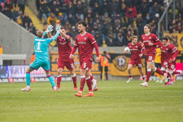 01 02 2026, xomx, Fußball 2 Bundesliga, Dynamo Dresden Arminia Bielefeld v l Strafstoss DSC Tim Handwerker Arminia Bielefeld jubelt, Torjubel, Tor, Goal, Jubel, Freude, freuen zum 1 1 DFL DFB REGULATIONS PROHIBIT ANY USE OF PHOTOGRAPHS as IMAGE SEQUENCES and or QUASI VIDEO Dresden