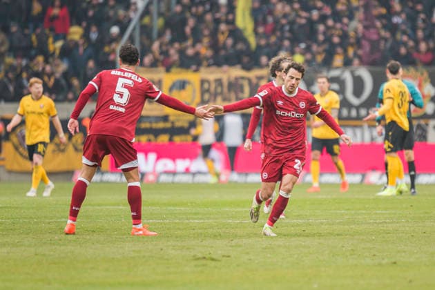 01 02 2026, xomx, Fußball 2 Bundesliga, Dynamo Dresden Arminia Bielefeld v l Strafstoss DSC Tim Handwerker Arminia Bielefeld jubelt, Torjubel, Tor, Goal, Jubel, Freude, freuen zum 1 1 DFL DFB REGULATIONS PROHIBIT ANY USE OF PHOTOGRAPHS as IMAGE SEQUENCES and or QUASI VIDEO Dresden