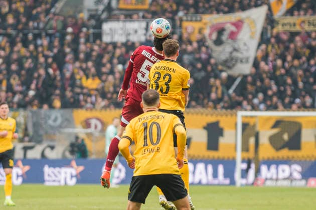 01 02 2026, xomx, Soccer 2 Bundesliga, Dynamo Dresden Arminia Bielefeld v l Maximilian Bauer Arminia Bielefeld and Christoph Daferner Dynamo Dresden with his head on the ball DFL DFB REGULATIONS PROHIBIT ANY USE OF PHOTOGRAPHS as IMAGE SEQUENCES and or QUASI VIDEO Dresden