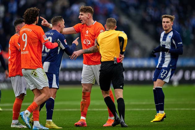 Paul Seguin Hertha BSC, 30 , red card, Dawid Kownacki Hertha BSC, 09 , scuffle, GER, Hertha BSC vs ,SV Darmstadt 98, 2 Bundesliga, Season 2025 2026, 20 Matchday, 01 02 2026 DFL REGULATIONS PROHIBIT ANY USE OF PHOTOGRAPHS AS IMAGE SEQUENCES AND OR QUASI VIDEO GER, Hertha BSC vs ,SV Darmstadt 98, 2 Bundesliga, Season 2025 2026, 20 Matchday, 01 02 2026 Berlin Copyright: xClaudiusxRauch,xEibner-Pressefotox xClaudiusxRauchx EP_CRH