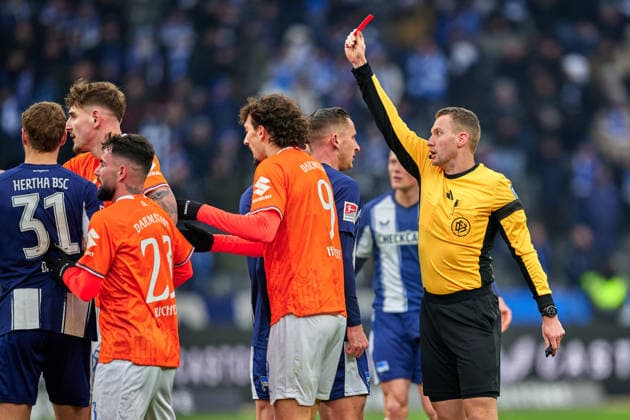 Paul Seguin Hertha BSC, 30 , red card, Dawid Kownacki Hertha BSC, 09 , scuffle, GER, Hertha BSC vs ,SV Darmstadt 98, 2 Bundesliga, Season 2025 2026, 20 Matchday, 01 02 2026 DFL REGULATIONS PROHIBIT ANY USE OF PHOTOGRAPHS AS IMAGE SEQUENCES AND OR QUASI VIDEO GER, Hertha BSC vs ,SV Darmstadt 98, 2 Bundesliga, Season 2025 2026, 20 Matchday, 01 02 2026 Berlin Copyright: xClaudiusxRauch,xEibner-Pressefotox xClaudiusxRauchx EP_CRH