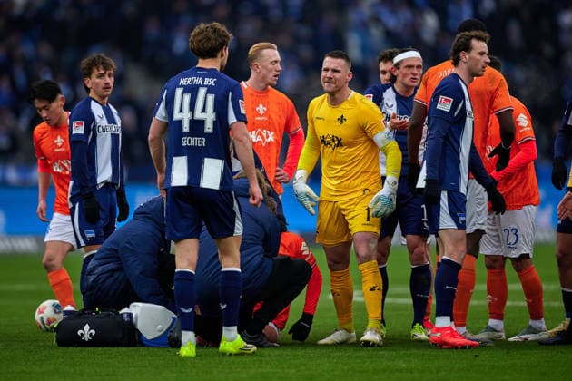 Paul Seguin Hertha BSC, 30 , red card, Dawid Kownacki Hertha BSC, 09 , scuffle, Marcel Schuhen SV Darmstadt 98, 01 , Linus Gechter Hertha BSC, 44 , GER, Hertha BSC vs ,SV Darmstadt 98, 2 Bundesliga, Season 2025 2026, 20 Matchday, 01 02 2026 DFL REGULATIONS PROHIBIT ANY USE OF PHOTOGRAPHS AS IMAGE SEQUENCES AND OR QUASI VIDEO GER, Hertha BSC vs ,SV Darmstadt 98, 2 Bundesliga, Season 2025 2026, 20 Matchday, 01 02 2026 Berlin Copyright: xClaudiusxRauch,xEibner-Pressefotox xClaudiusxRauchx EP_CRH