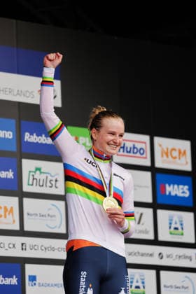 2026 UCI Cyclo-cross World Championships Picture by Alex Whitehead SWpix.com - 01 02 2026 - Cycling - 2026 UCI Cyclo-cross World Championships - Hulst, Zeeland, Netherlands - Women™s Under 23 - Podium - Winner Leonie Bentveld (Netherlands) Celebrates Copyright: x xSWpix.comx(t axPhotographyxHubxLtd)xAlexxWhitehead SWpix.comx SWP-3176-0297