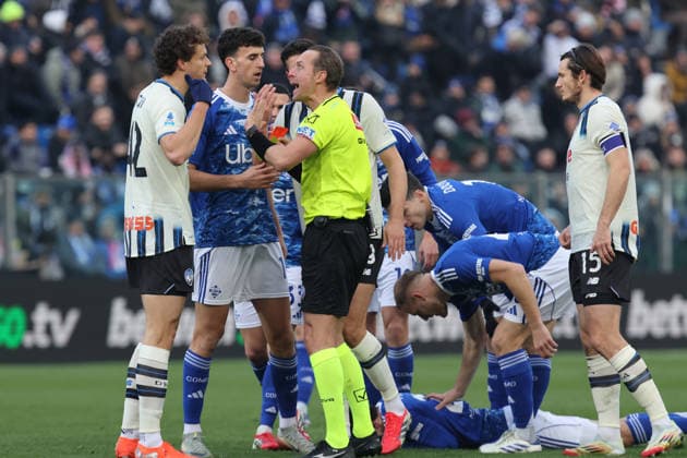 ComoÕs Red card during the Serie A soccer match between Como and Atalanta at the Giuseppe Sinigaglia stadium in Como, north Italy - February 1, 2026 - Soccer.  Copyright: xAntonioxSaiai LaPressex