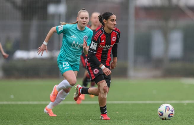 GER, Frankfurt, Eintracht Frankfurt II vs VfR Warbeyen, 2 Womens Bundesliga, Football, DFB, Season 2025 2026, Stadion am Bretanobad, 15 Matchday in picture f l Yael Mollink VfR Warbeyen 25 , Ilyada Acikgöz Eintracht Frankfurt DFB DFL REGULATIONS PROHIBIT ANY USE OF PHOTOGRAPHS AS IMAGE SEQUENCES AND OR QUASI VIDEO, 01 02 2026 Copyright: HMBxMedia HendrikxHamelau