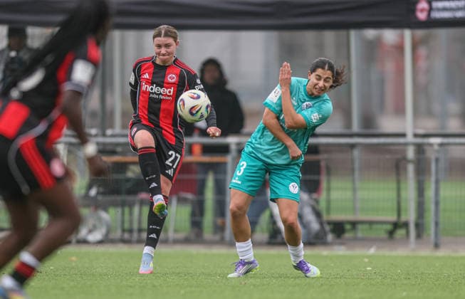GER, Frankfurt, Eintracht Frankfurt II vs VfR Warbeyen, 2 Frauen Bundesliga, Fußball, DFB, Spielzeit 2025 2026, Stadion am Bretanobad, 15 Spieltag im Bild v l Tessa Zimmermann Eintracht Frankfurt II 20 , Ebla Gouriye VfR Warbeyen 3 DFB DFL REGULATIONS PROHIBIT ANY USE OF PHOTOGRAPHS AS IMAGE SEQUENCES AND OR QUASI VIDEO, 01 02 2026 Copyright: HMBxMedia HendrikxHamelau
