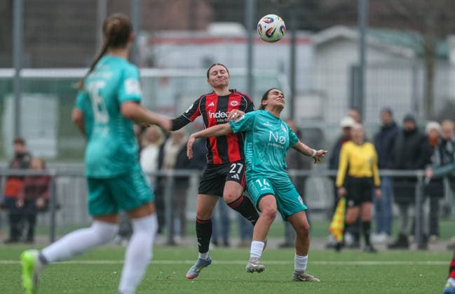 GER, Frankfurt, Eintracht Frankfurt II vs VfR Warbeyen, 2 Frauen Bundesliga, Fußball, DFB, Spielzeit 2025 2026, Stadion am Bretanobad, 15 Spieltag im Bild v l Tessa Zimmermann Eintracht Frankfurt II 20 , Senna El Messaoudi VfR Warbeyen 14 DFB DFL REGULATIONS PROHIBIT ANY USE OF PHOTOGRAPHS AS IMAGE SEQUENCES AND OR QUASI VIDEO, 01 02 2026 Copyright: HMBxMedia HendrikxHamelau