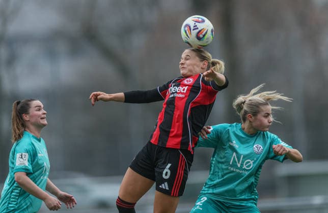 GER, Frankfurt, Eintracht Frankfurt II vs VfR Warbeyen, 2 Frauen Bundesliga, Football, DFB, Season 2025 2026, Stadion am Bretanobad, 15 Matchday in the picture from l Kerstin Bogenschütz Eintracht Frankfurt II 6 , Faisal Hoevers VfR Warbeyen 2 , Kopfball DFB DFL REGULATIONS PROHIBIT ANY USE OF PHOTOGRAPHS AS IMAGE SEQUENCES AND OR QUASI VIDEO, 01 02 2026 Copyright: HMBxMedia HendrikxHamelau