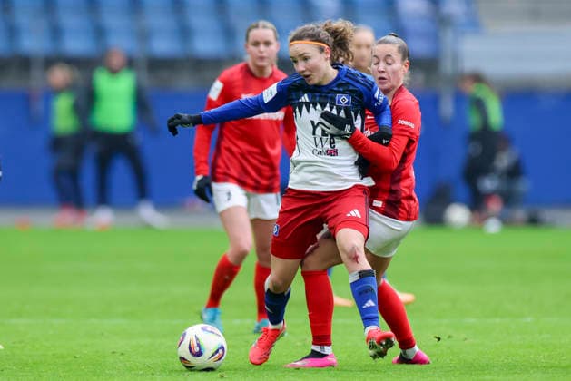 Melanie Brunnthaler Hamburger SV and Selina Vobian SC Freiburg battle for the ball, Google Pixel Frauen Bundesliga, Hamburger SV v SC Freiburg, Volksparkstadion, February 1, 2026 in Hamburg, Germany Photo by Marco Steinbrenner DeFodi Images Melanie Brunnthaler Hamburger SV and Selina Vobian SC Freiburg battle for the ball, Google Pixel Womens Bundesliga, Hamburger SV v SC Freiburg, Volksparkstadion, February 1, 2026 in Hamburg, Germany Photo by Marco Steinbrenner DeFodi Images DFB DFL REGULATIONS PROHIBIT ANY USE OF PHOTOGRAPHS AS IMAGE SEQUENCES AND OR QUASI VIDEO