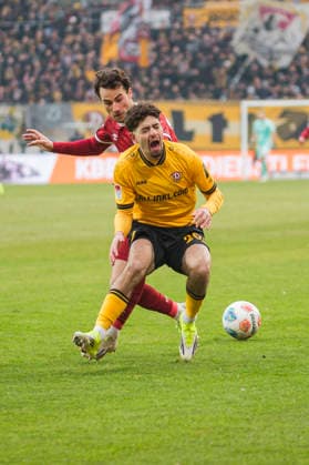 01 02 2026, xomx, Soccer 2 Bundesliga, Dynamo Dresden Arminia Bielefeld v l Ben Justus Bobzien Dynamo Dresden and Christopher Lannert Arminia Bielefeld in a duel on the ball DFL DFB REGULATIONS PROHIBIT ANY USE OF PHOTOGRAPHS as IMAGE SEQUENCES and or QUASI VIDEO Dresden