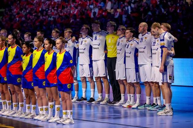 01 02 2026, Handball, Men s EHF EURO 2026, Iceland Croatia, Jyske Bank Boxen in Herning, Denmark, Placement Match 3 4 The Icelandic team stands arm in arm together during the national anthem Denmark