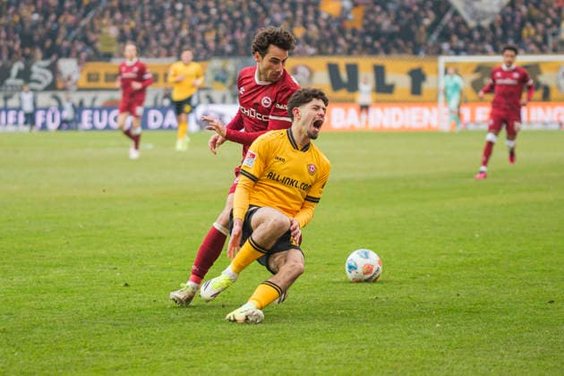 01 02 2026, xomx, Soccer 2 Bundesliga, Dynamo Dresden Arminia Bielefeld v l Ben Justus Bobzien Dynamo Dresden and Christopher Lannert Arminia Bielefeld in a duel on the ball DFL DFB REGULATIONS PROHIBIT ANY USE OF PHOTOGRAPHS as IMAGE SEQUENCES and or QUASI VIDEO Dresden