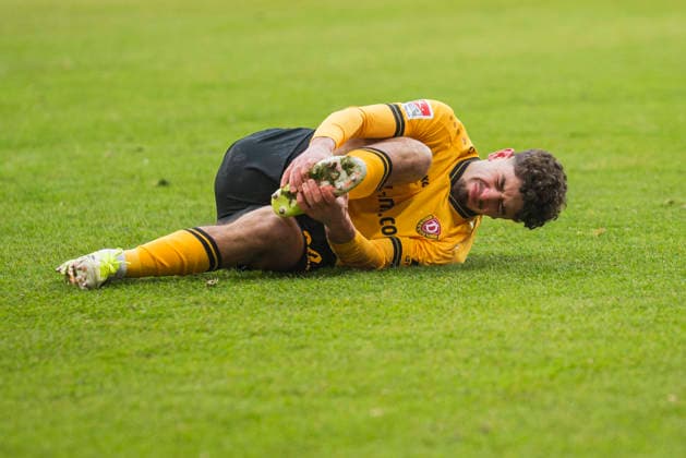 01 02 2026, xomx, Soccer 2 Bundesliga, Dynamo Dresden Arminia Bielefeld v l Ben Justus Bobzien Dynamo Dresden and Christopher Lannert Arminia Bielefeld in a duel on the ball DFL DFB REGULATIONS PROHIBIT ANY USE OF PHOTOGRAPHS as IMAGE SEQUENCES and or QUASI VIDEO Dresden