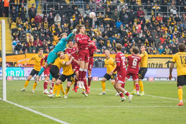 01 02 2026, xomx, Fußball 2 Bundesliga, Dynamo Dresden Arminia Bielefeld v l Jonas Kersken Arminia Bielefeld klaert DFL DFB REGULATIONS PROHIBIT ANY USE OF PHOTOGRAPHS as IMAGE SEQUENCES and or QUASI VIDEO Dresden