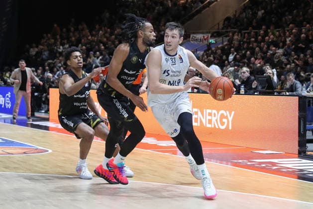 01 02 2026, xgox, Basketball easyCredit BBL Basketball Loewen Braunschweig MLP Academics Heidelberg emspor, v l Chip Fangian Braunschweig, 30 , Ryan Mikesell Heidelberg, 33 duel, duel, fight, tackle Braunschweig