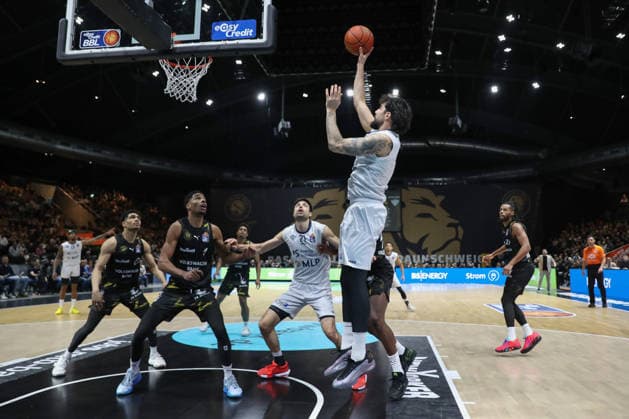 01 02 2026, xgox, Basketball easyCredit BBL Basketball Loewen Braunschweig MLP Academics Heidelberg emspor, v l Marcel Kessen Heidelberg, 15 throws a basket Braunschweig